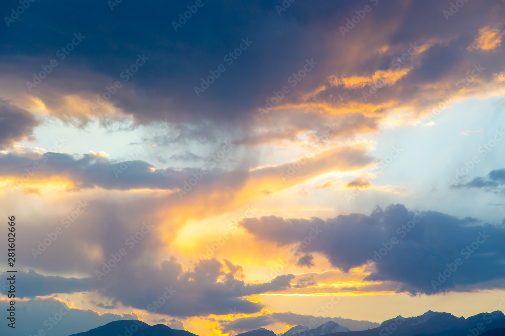 Naklejka premium soft sunset sky. pink and gold clouds. High mountains. Natural background.