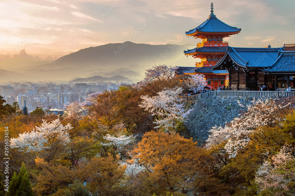 Fototapeta premium Japońska świątynia o zachodzie słońca