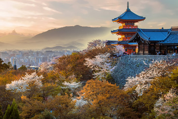 Papier peint photo Kyoto Temple japonais au soleil couchant  © Stéphane Bidouze