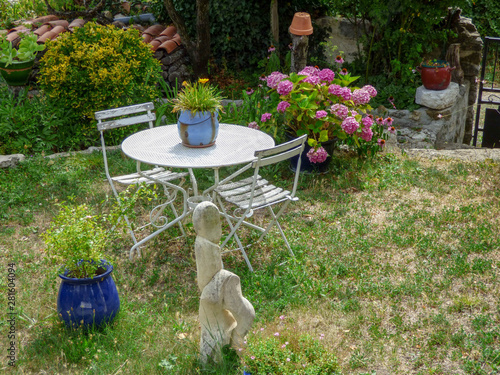 Fotografia White Table in Neglected Garden