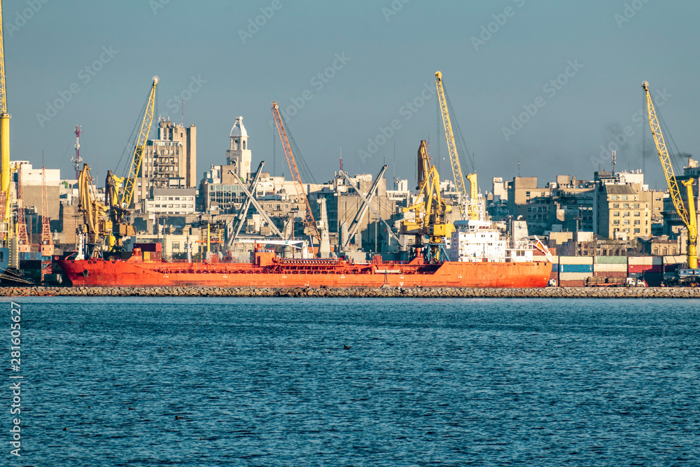Fototapeta premium Montevideo Bay, work, a lot of loading and unloading and a lot of pollution, work tirelessly to recover the city