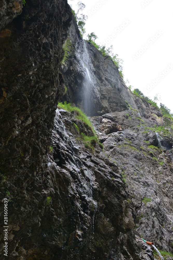 Wasserfall mit Fels