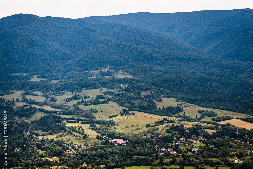 Obraz premium Wetlina village seen from Połonina Wetlińska.