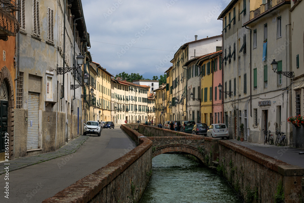 Altstadt mit Fluß von Luca, Italien Toskana 