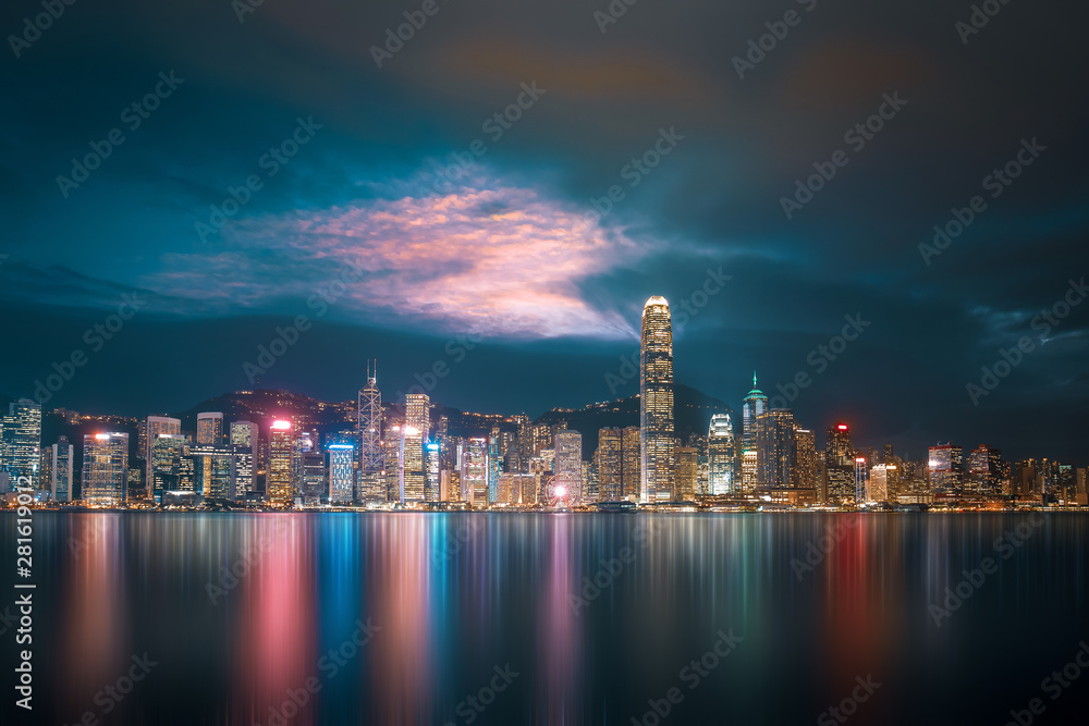 Obraz premium Abstract vertical motion blur city effect for background