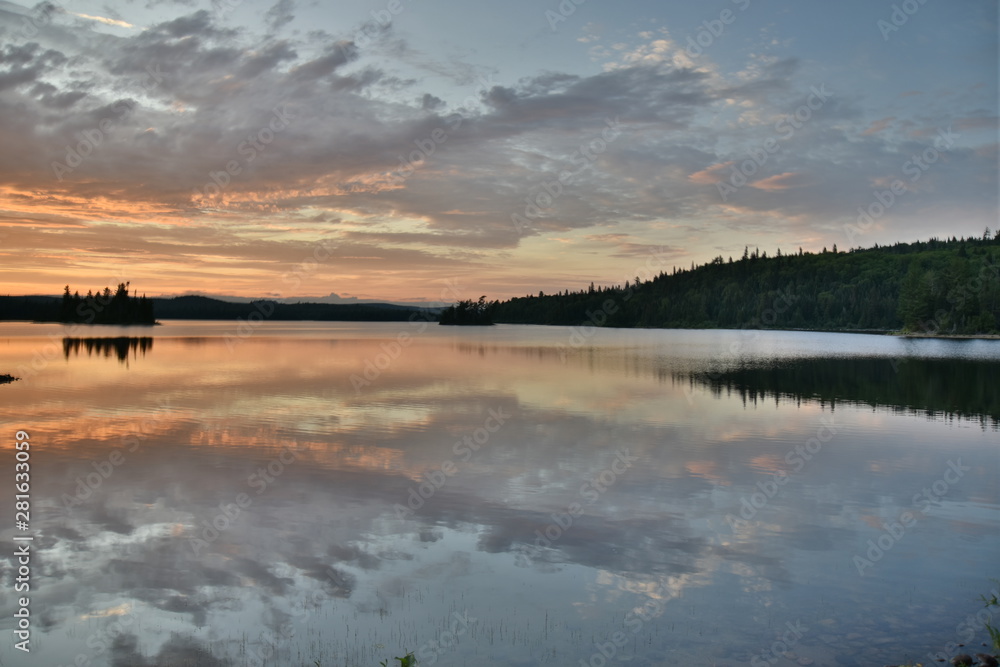 magnifique coucher de soleil sur un lac de pêche au Canada