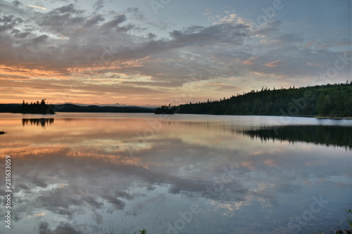 magnifique coucher de soleil sur un lac de p  che au Canada