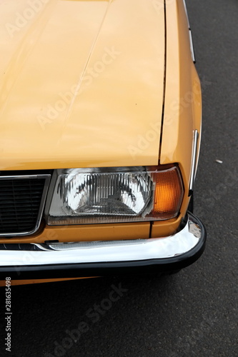 Obraz na płótnie Deutsche Limousine der Siebzigerjahre in zeitgenössischen Pastellfarben und Natu