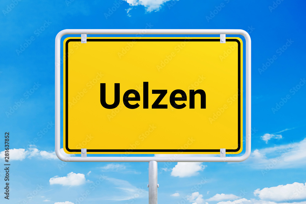 Stadt Uelzen. Gelbes Schild, Ortsschild, Ortseingangsschild. Himmel mit Wolken.