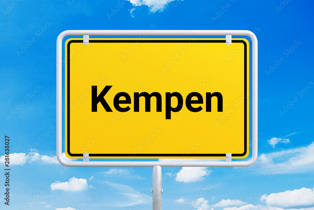 Stadt Kempen. Gelbes Schild, Ortsschild, Ortseingangsschild. Himmel mit Wolken. Stadt Kempen. Gelbes Schild, Ortsschild, Ortseingangsschild. Himmel mit Wolken.