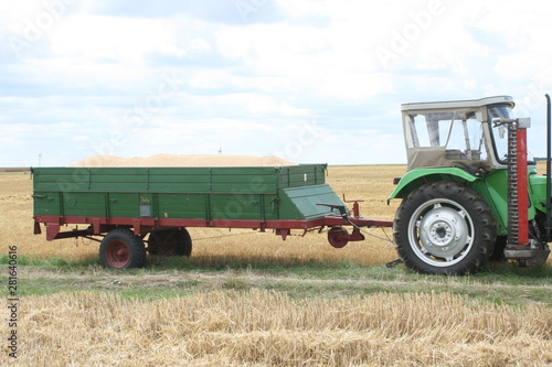 Traktoranh  nger mit Getreide