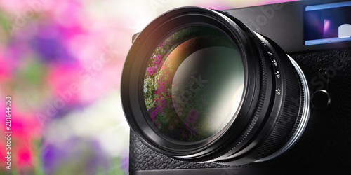 花畑で撮影するカメラのイメージ