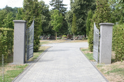 Friedhofseinfahrt