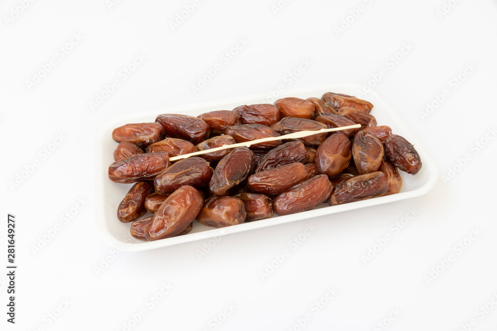 Obraz premium Datiles secos sobre fondo blanco