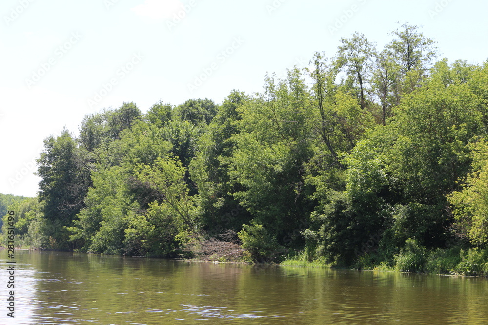 The banks of a flat river invite to travel