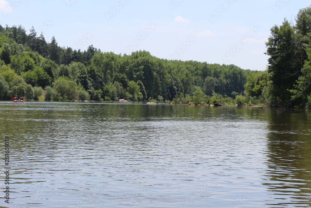 The banks of a flat river invite to travel