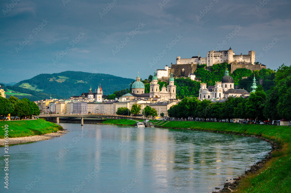 Fototapeta premium Salzburg, centrum starego miasta, twierdza Hohensalzburg, Austria, Salzburg