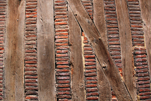 mur de briques et bois