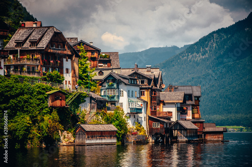 Obraz na plátně Hallstatt, Austria: houses and famous lake