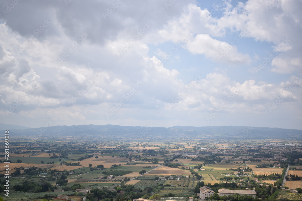 Panorama della campagna e della montagna dalla città medievale di Assisi, Umbria, Italia 4 