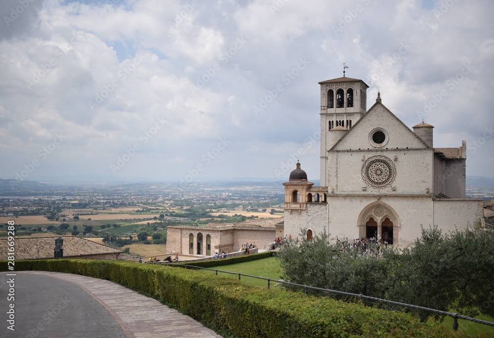 Assisi, Basilica di San Francesco, Umbria, con vista sulla campagna umbra e sulle montagne