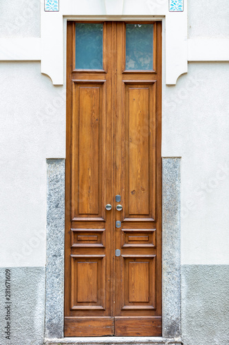 porta di ingresso abitazione con vetri e decori