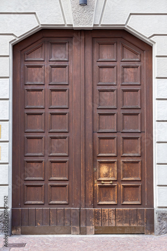 porta di legno noce ingresso abitazione italia
