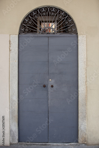 porta di accesso a volta in ferro battuto e legno grigio