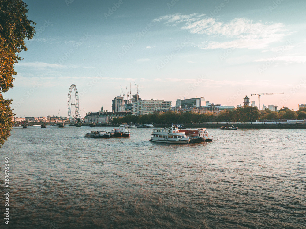 Naklejka premium Fiume londra vista sfondo pc
