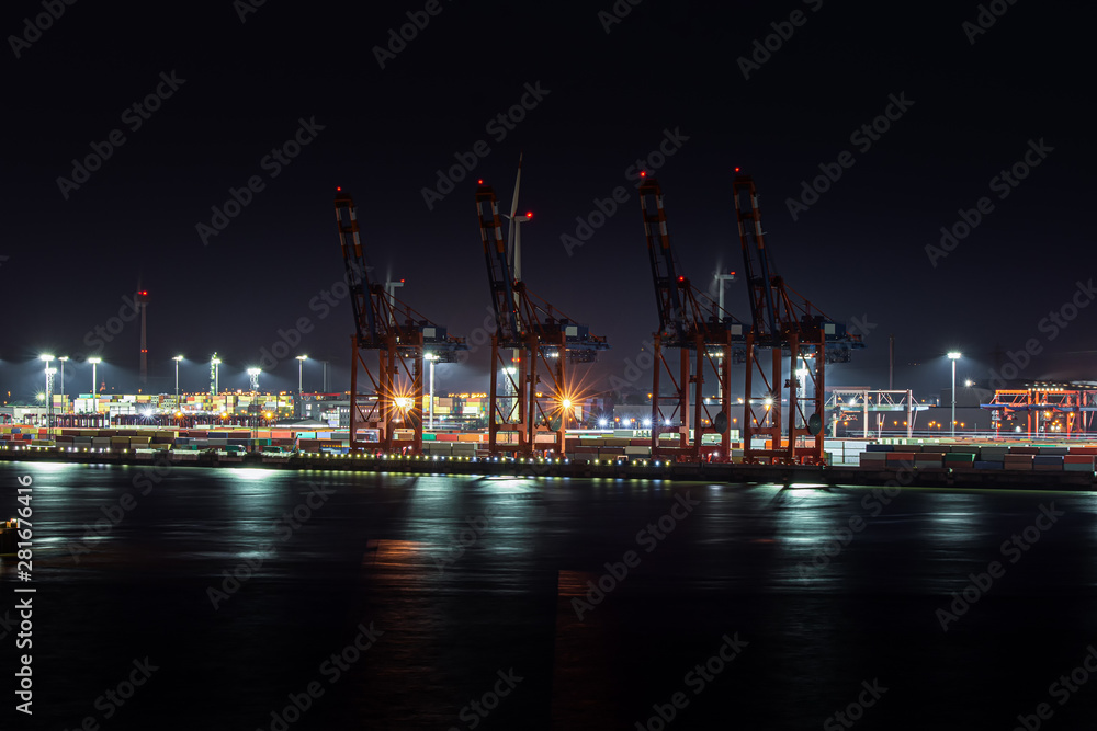 Containerbrücken im Hafen von Hamburg in der Nacht