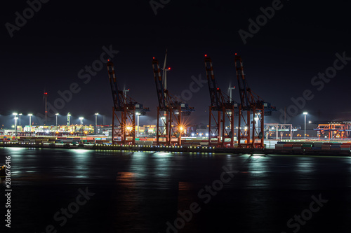 Containerbrücken im Hafen von Hamburg in der Nacht