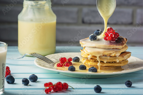 Photos Tasty breakfast with blueberries and currants
