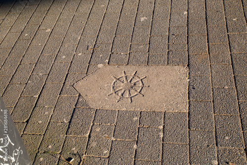 Zeichen für den Kapitänsweg in Flensburg