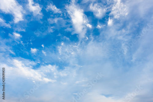 青空と雲とぽつんと月DSC1036