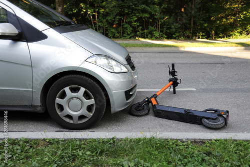 E-Roller Unfall mit einem PKW auf der Straße