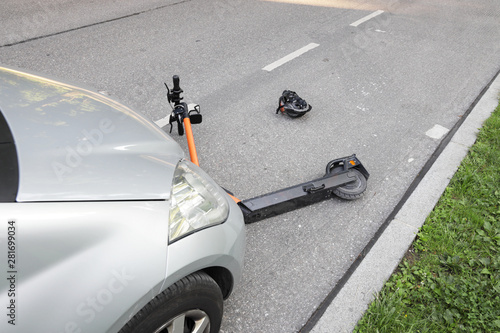 E-Scooter Verkehrsunfall frontal mit einem Auto