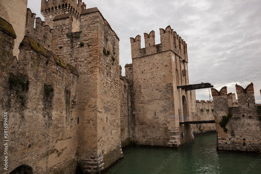The Scaligero Castle is a fortress  in the historical town of Sirmione beside Lake Garda .