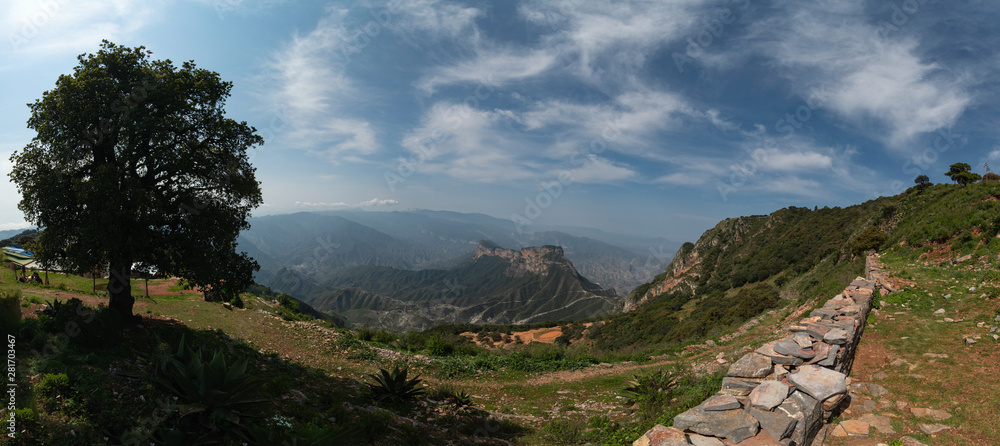 Fototapeta premium The Famous Viewpoint of Cuatro Palos in Queretaro's Sierra