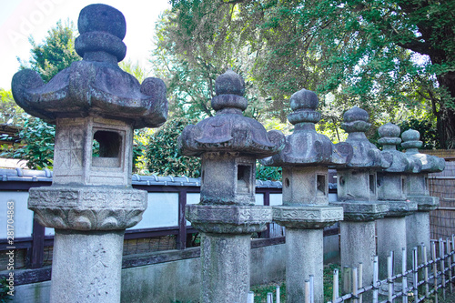 新緑の東京都上野公園の石灯籠の列