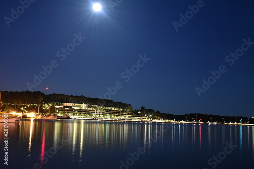 Paesaggio di mare notturno