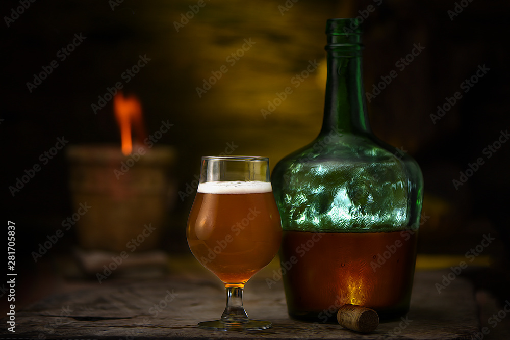 Botella con Cerveza Rubia y copa sobre mesa con fondo iluminado y jarrón con fuego Botella con Cerveza Rubia y copa sobre mesa con fondo iluminado y jarrón con fuego