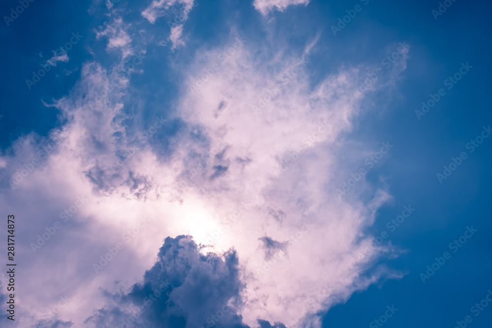 Obraz premium Intricate cloud formations in a blue sky background