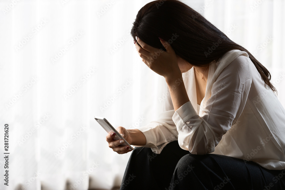 © kei907 - スマートフォン・悩む女性