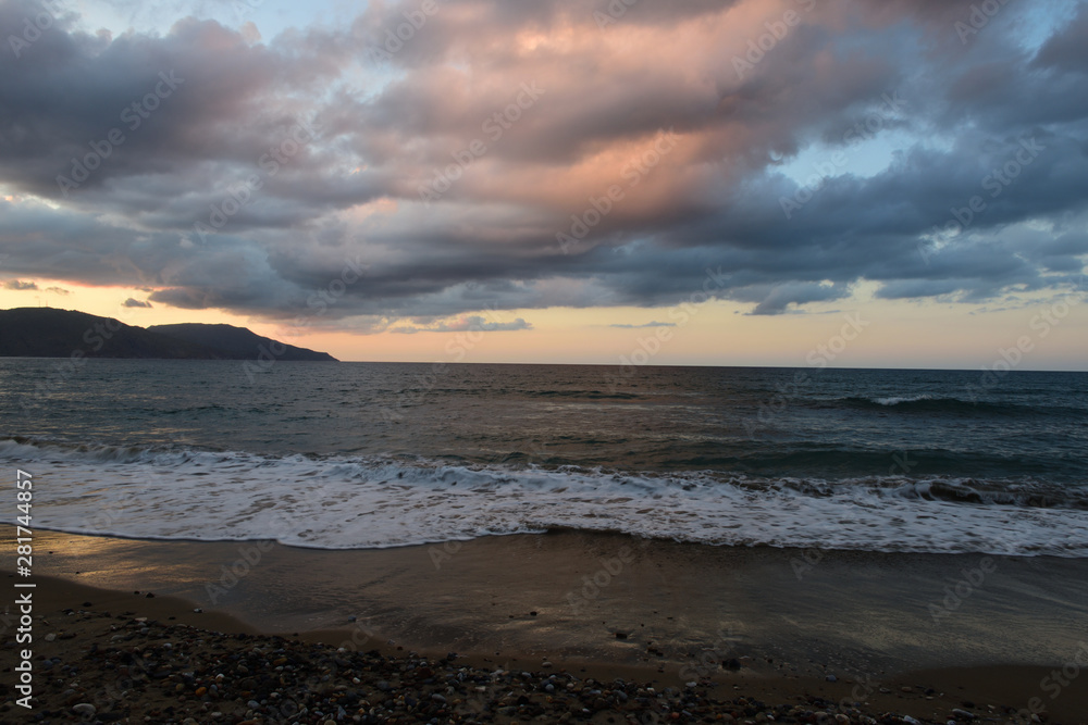 sonnenuntergang in georgioupolis auf kreta, griechenland sonnenuntergang in georgioupolis auf kreta, griechenland
