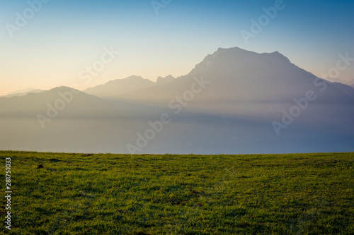 Sonnenaufgang mit Nebel über Traunsee und Traunstein - Alpen in Österreich