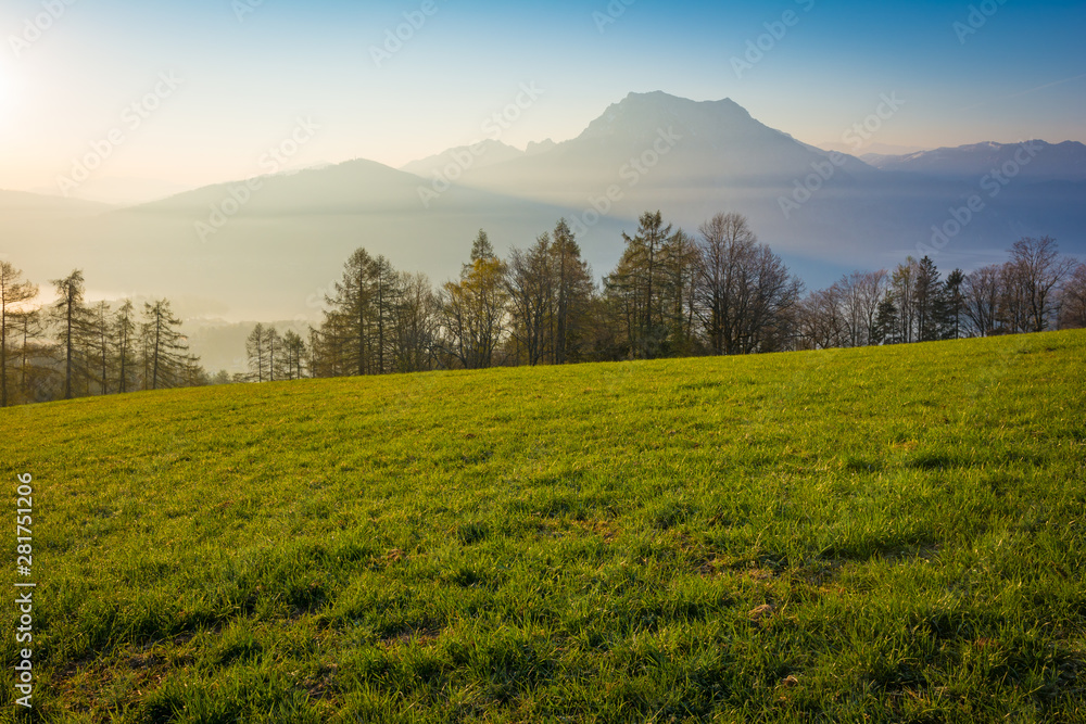 Fototapeta premium Sonnenaufgang mit Nebel über Traunsee und Traunstein - Alpen in Österreich
