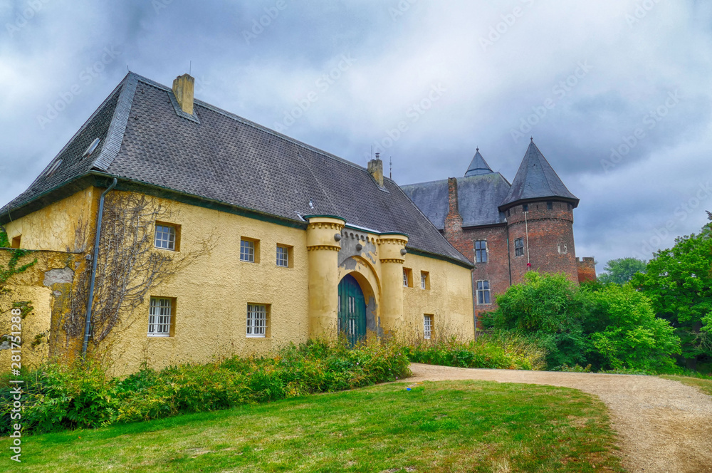 Historische Burganlagen in einem Park in Krefeld