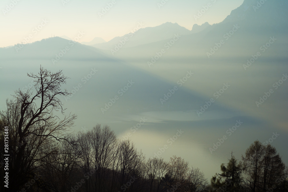 Sonnenaufgang mit Nebel über Traunsee und Traunstein - Alpen in Österreich