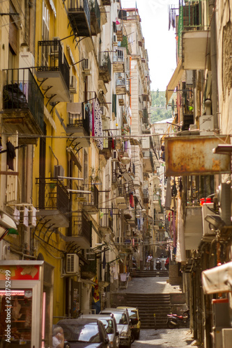 Streets of Naples, Narrow path between roads