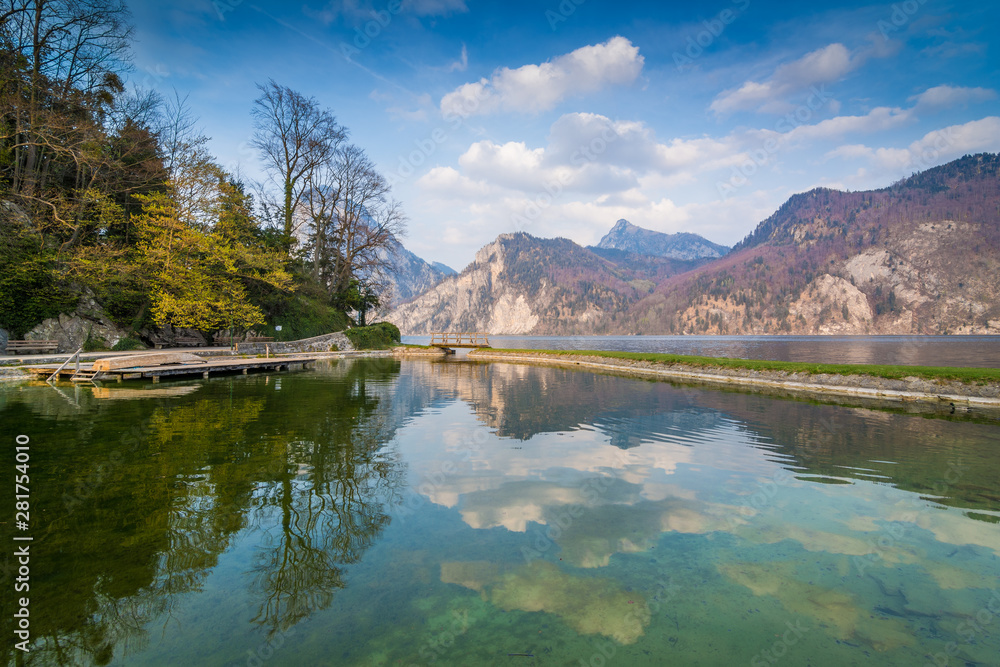 Berge am See im frühling - Traunsee in Österreich Berge am See im frühling - Traunsee in Österreich